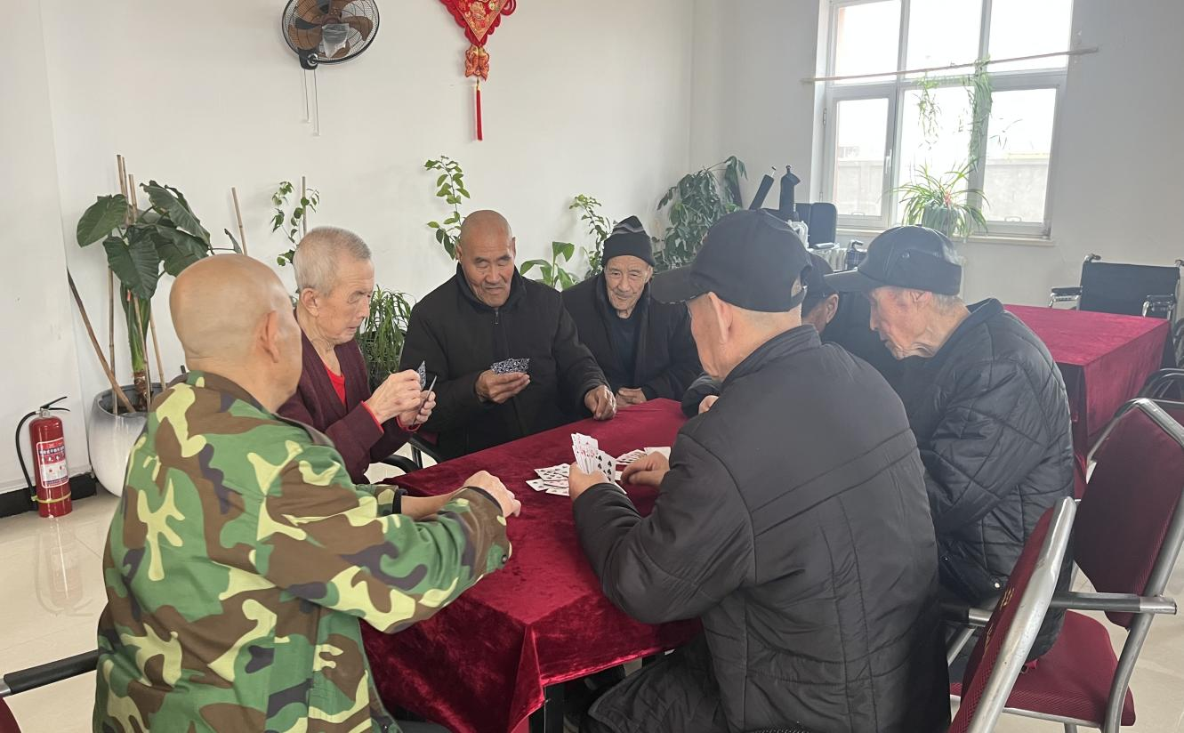 开鲁县中心敬老院老人们围坐娱乐(胡立忠 摄)