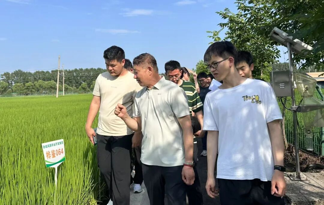 清华大学学生来到黑龙江孙斌鸿源农业开发集团有限责任公司参观学习(王硕 摄)