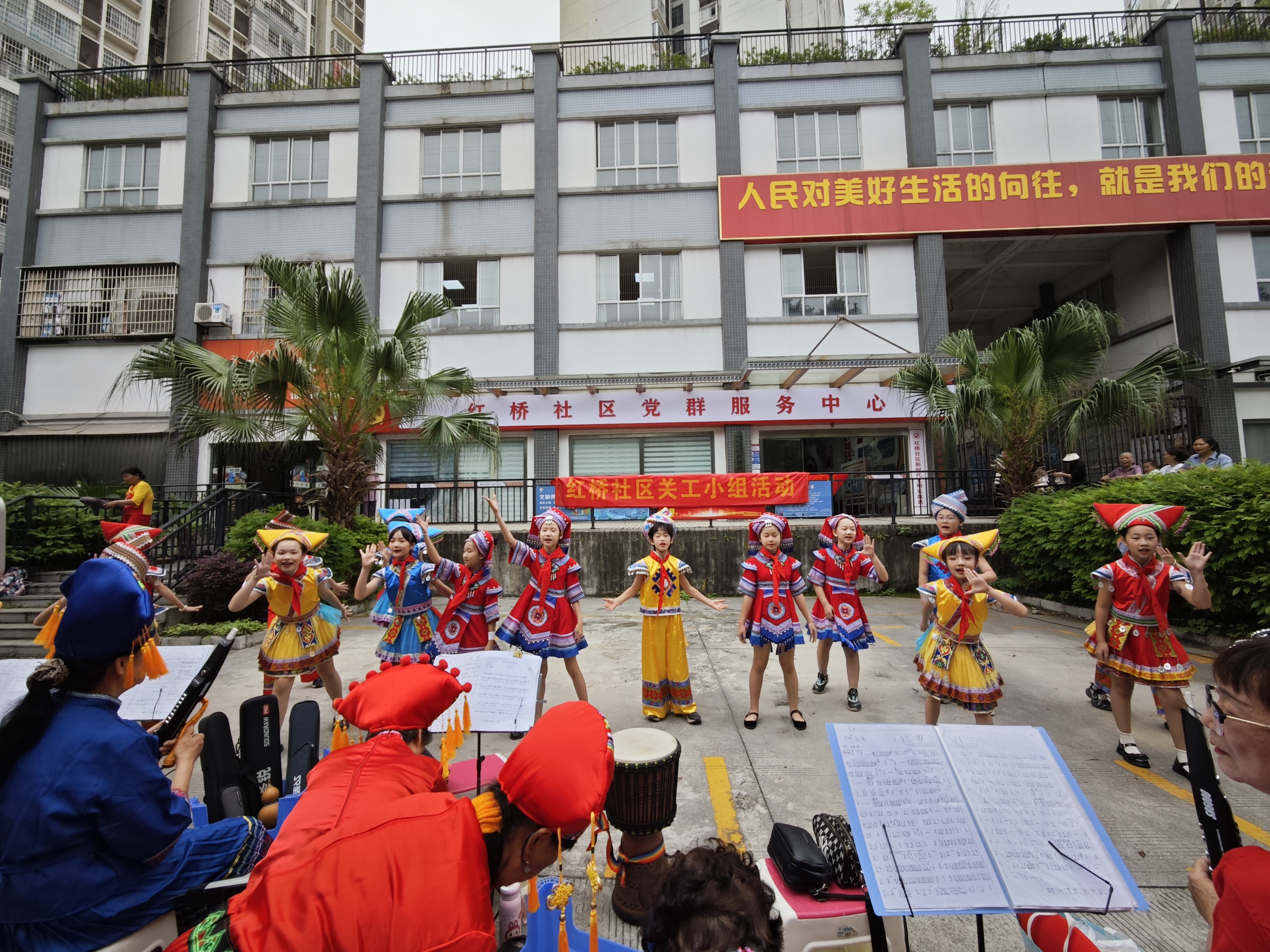 鹅山路小学学生身着盛装表演舞蹈(芦晓峰 摄)