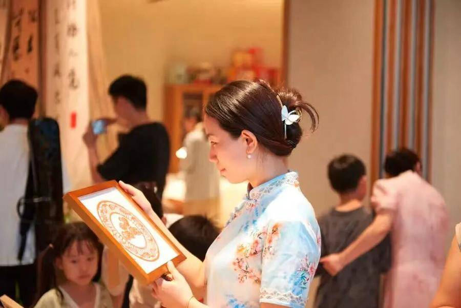 非遗市集走进商圈,为市民搭建互动体验新场景。(张娜 摄)
