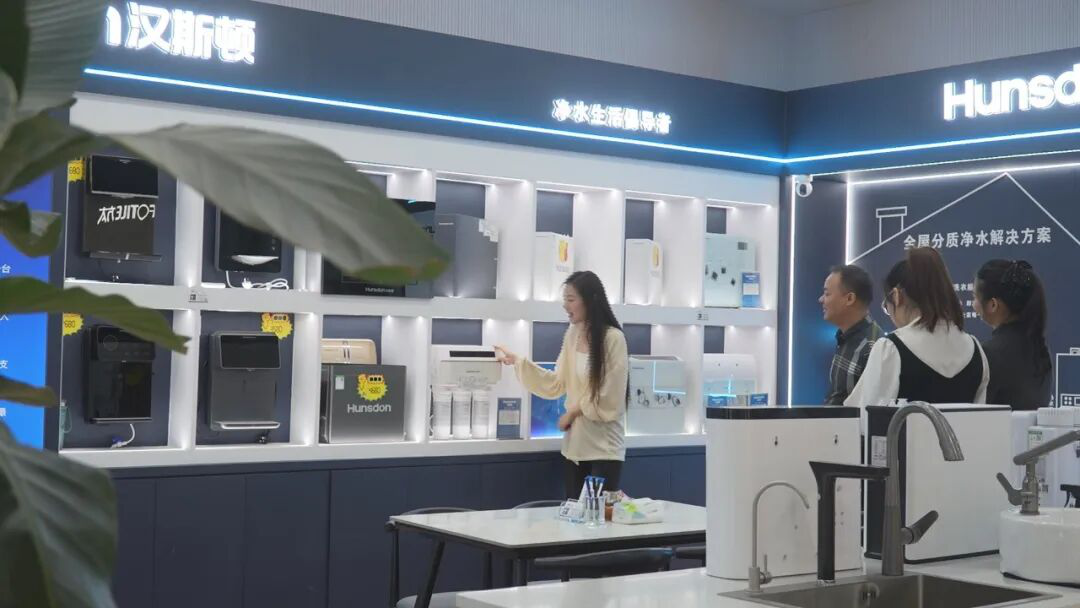 活动现场,市民们在各个展区内选购心仪的商品。(刘兵兵 摄)
