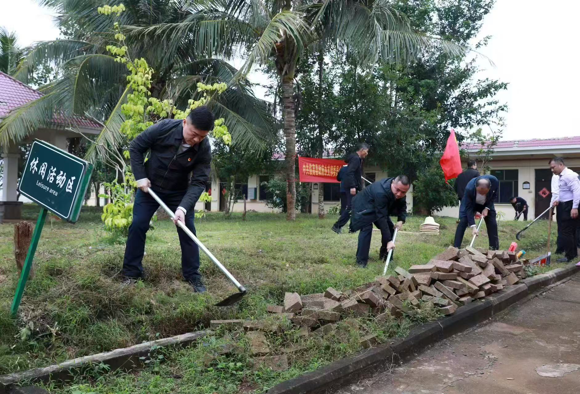 王挺县长到敬老院义务劳动(黄伟 摄)