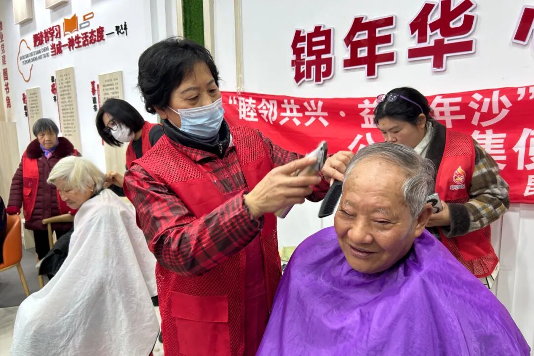 年沙社区便民服务队正在为居民理发(赵玲 摄)