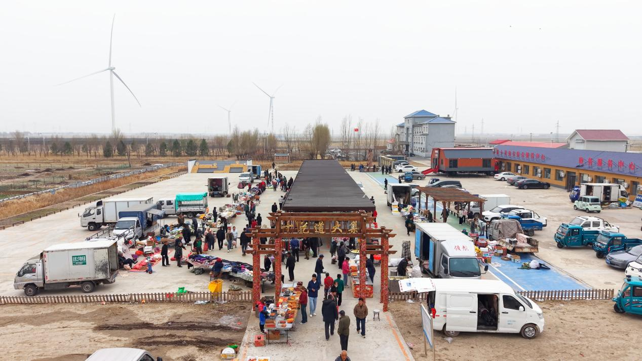 通榆县十花道乡举办“春启市集,吊炉公鸡”主题农贸大集(王雪 摄)