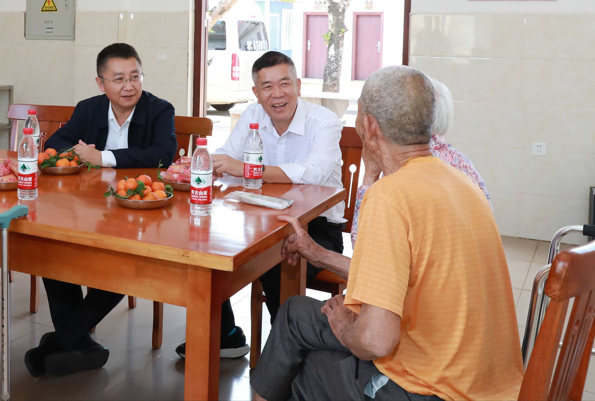 唐守兵书记到博厚敬老院慰问老人(黄伟 摄)