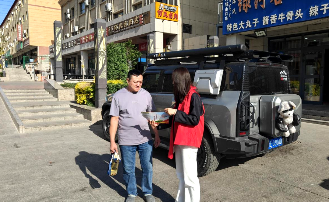 工作人员向市民发放宣传资料(王文洁 摄)