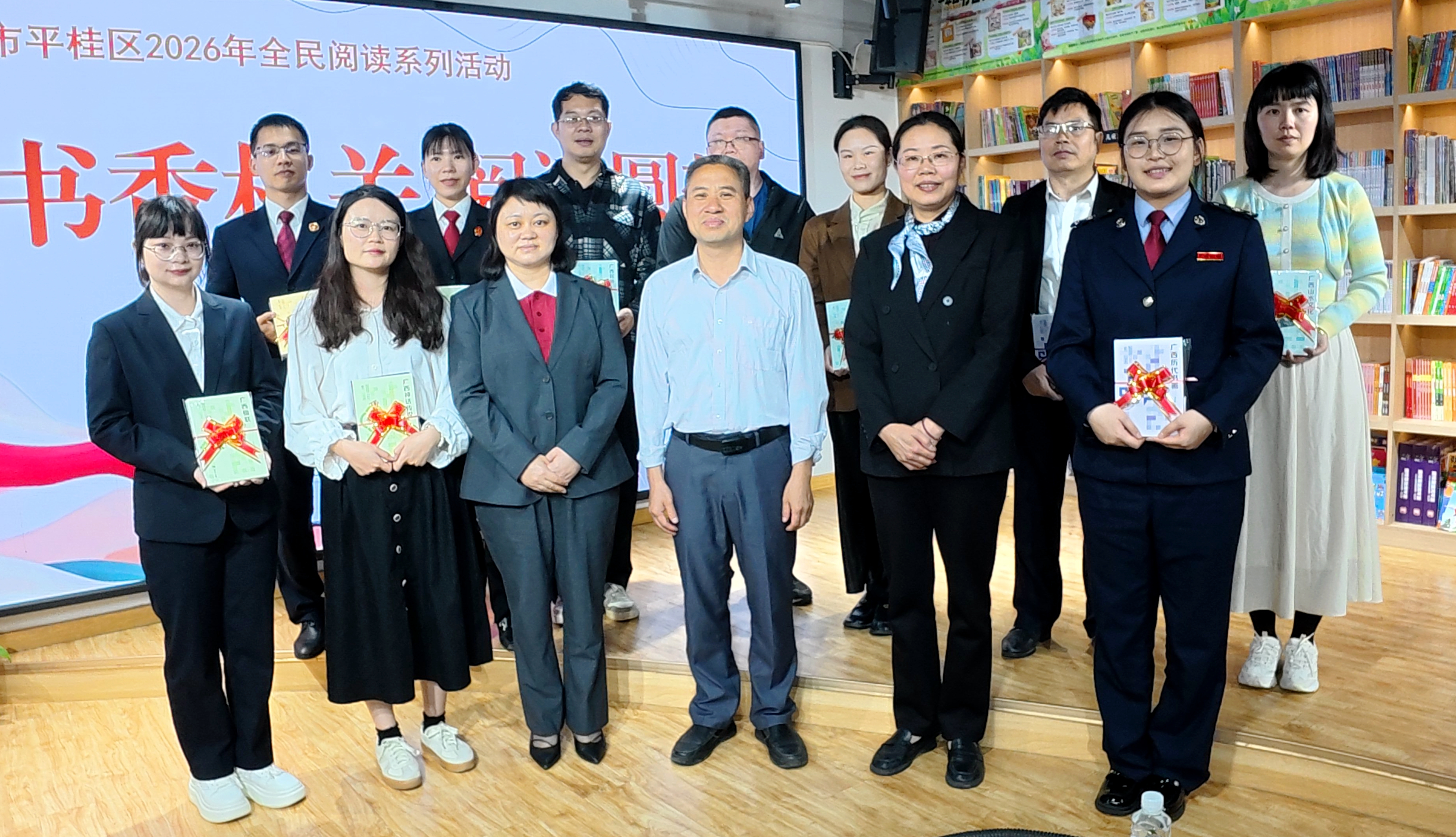 平桂区新华书店向阅读分享代表赠送书籍(陶胜平 摄)
