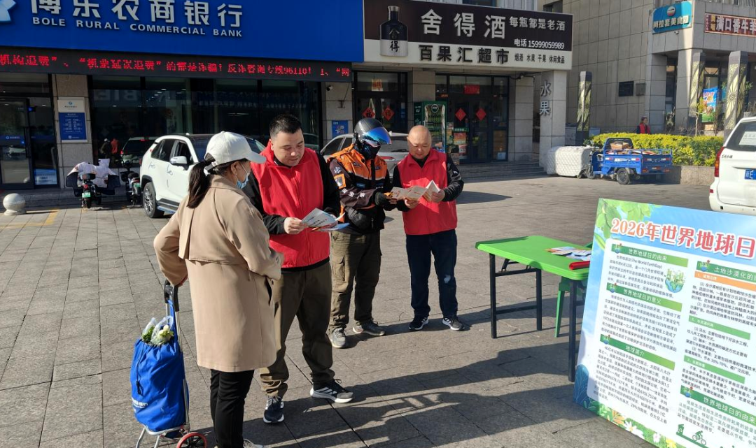工作人员现场解读政策法规(王文洁 摄)