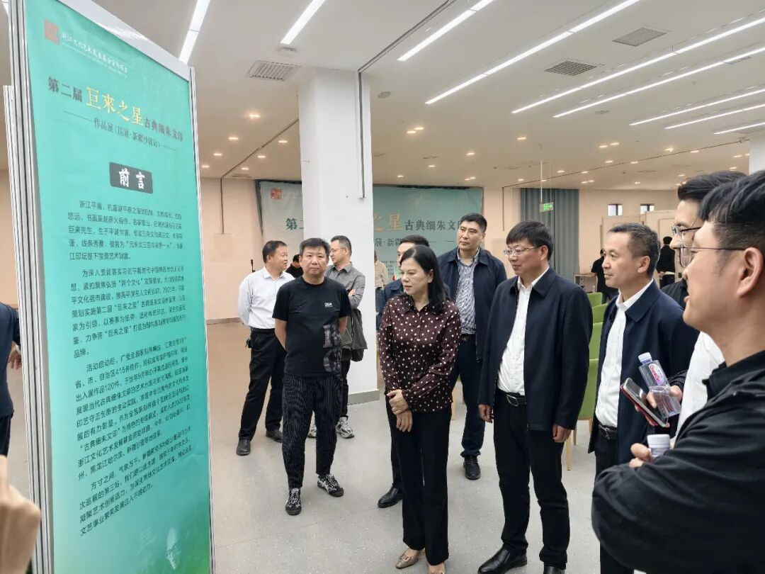 展览现场,沙雅县相关领导、文艺界人士及众多艺术爱好者齐聚一堂,细细品味篆刻艺术的独特魅力。(杨博文 摄)