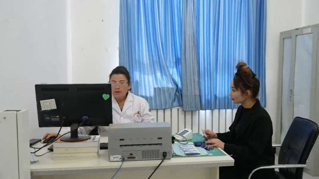 村民带着县医院的检查报告前来就诊咨询。(地拉吾尔 摄)