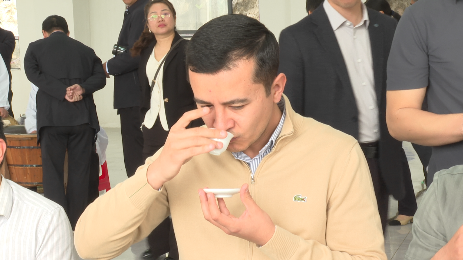 外国茶商品鉴英山云雾茶(吴滕钰 摄)