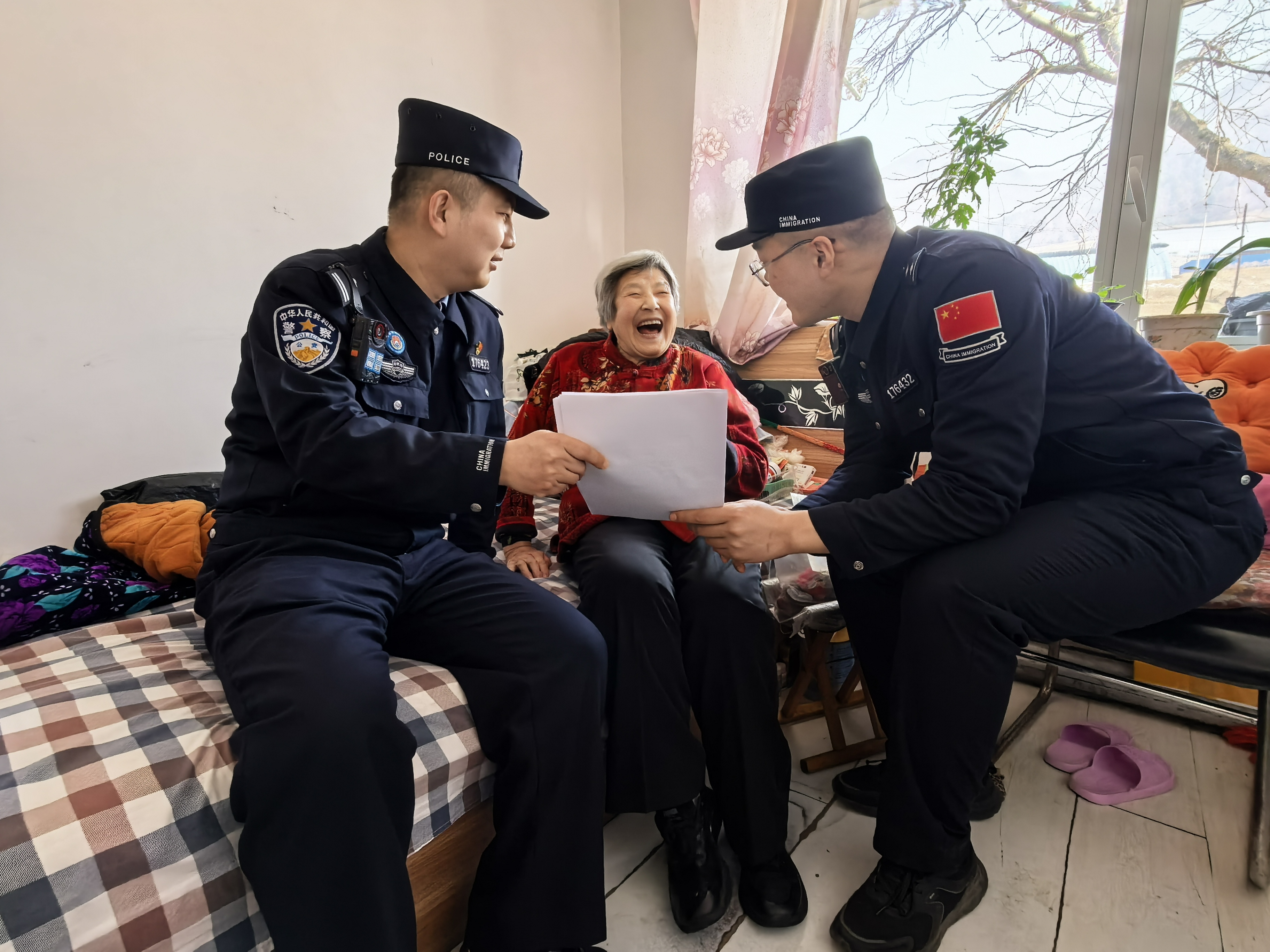 苇沙河边境派出所帮扶辖区孤寡老人(杨振 摄)