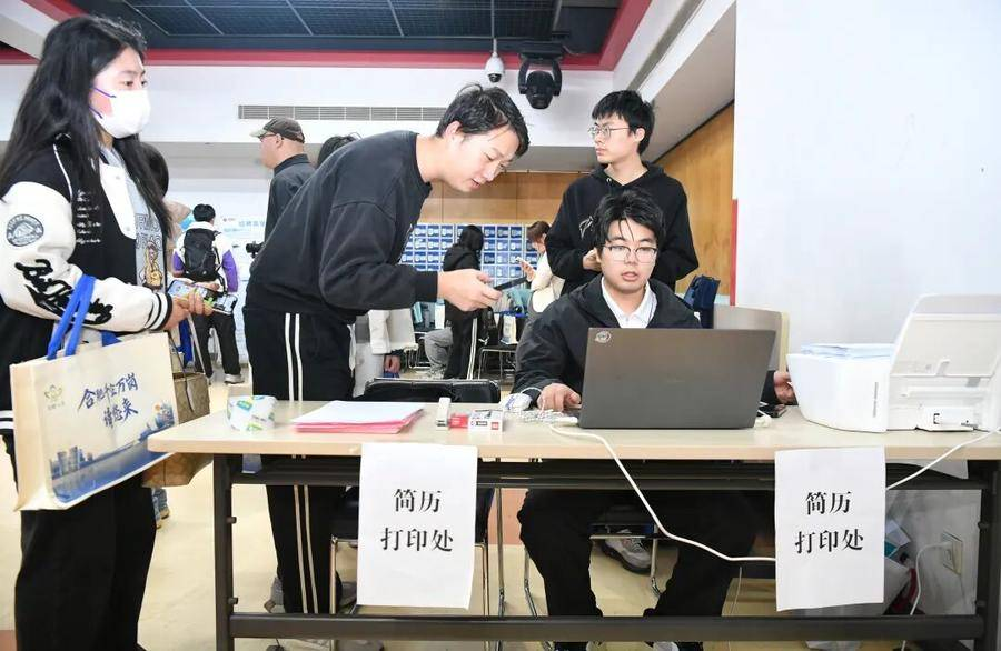 招聘会现场暖心设立政策咨询与便捷服务区(陈三虎 摄)