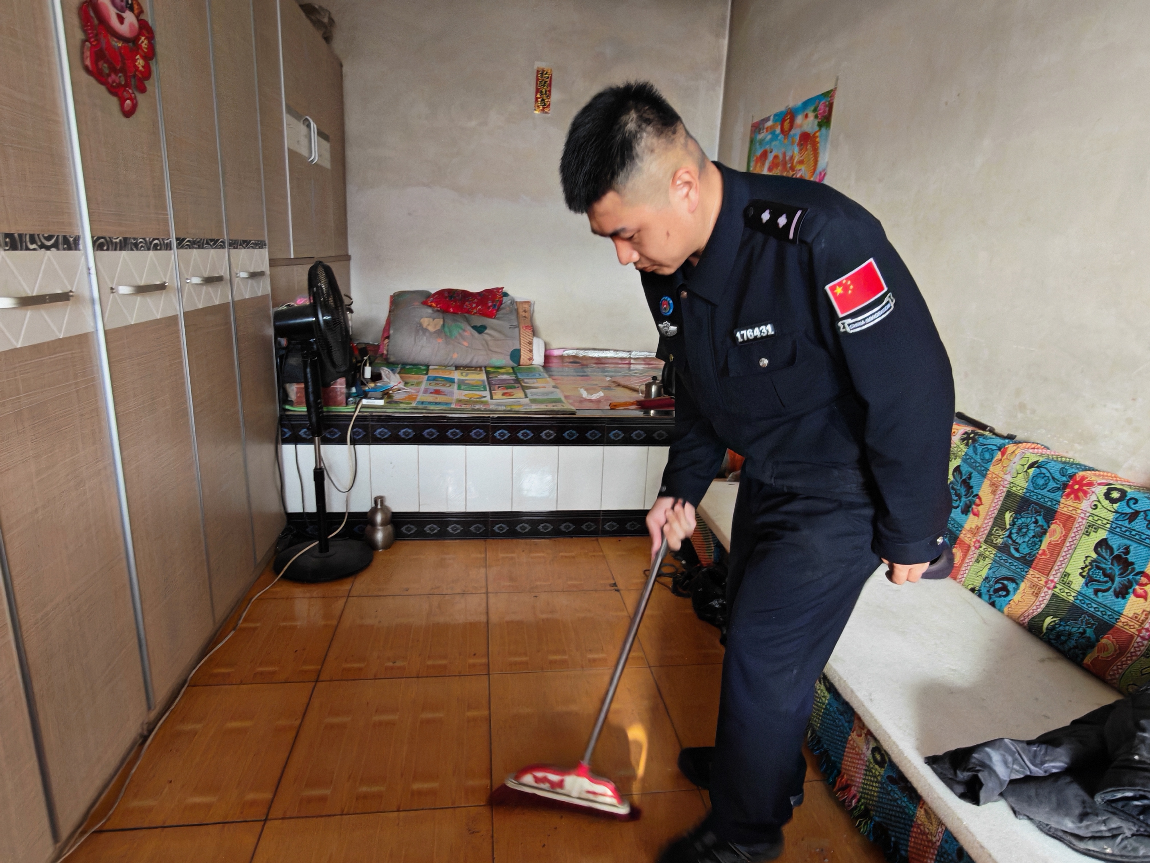 苇沙河边境派出所帮扶辖区孤寡老人(杨振 摄)