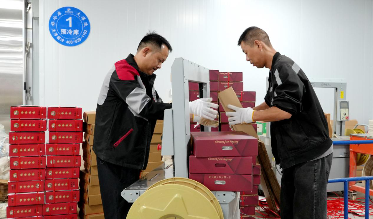 新疆顺丰速运有限公司阿克苏分公司快递员上门揽件(赵新昌 摄)