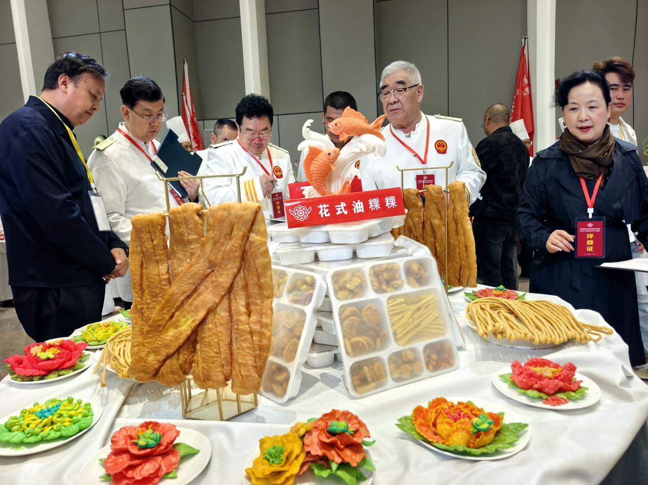 评委现场打分(马亮 摄)
