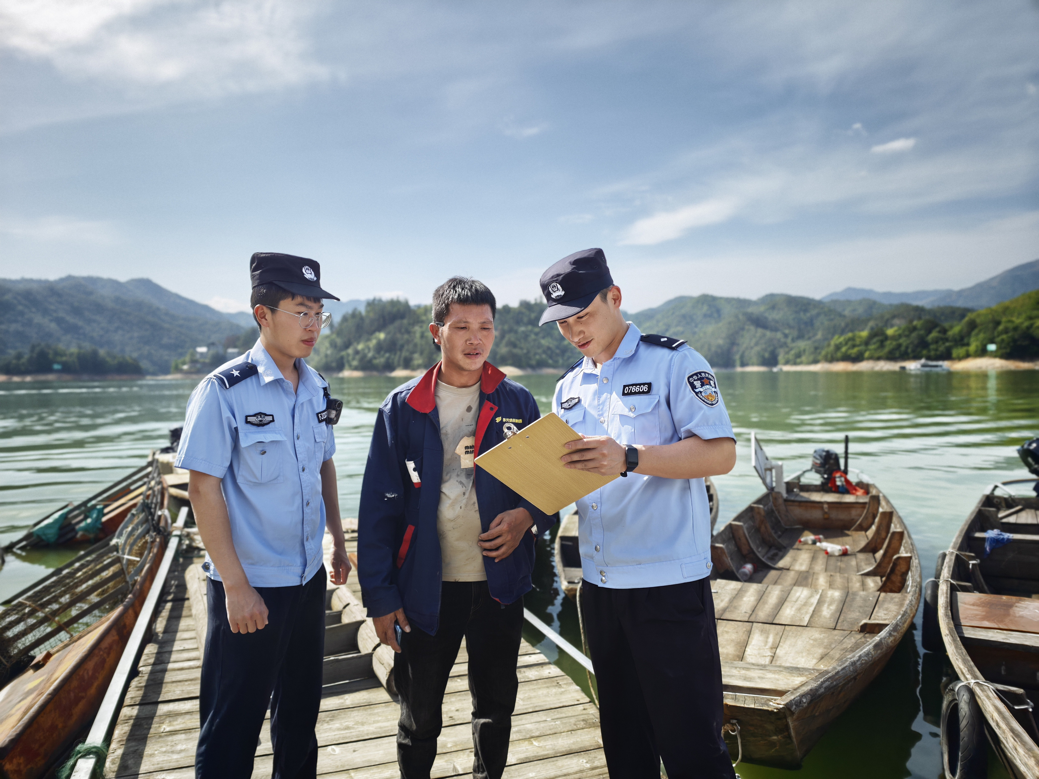云和县公安局紧水滩派出所组织民警辅警在龙门码头开展防溺水宣传。(项驿雯 摄)