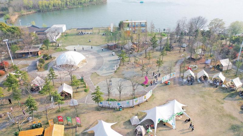 市民游客搭帐篷,享受悠闲时光(徐慧 摄)