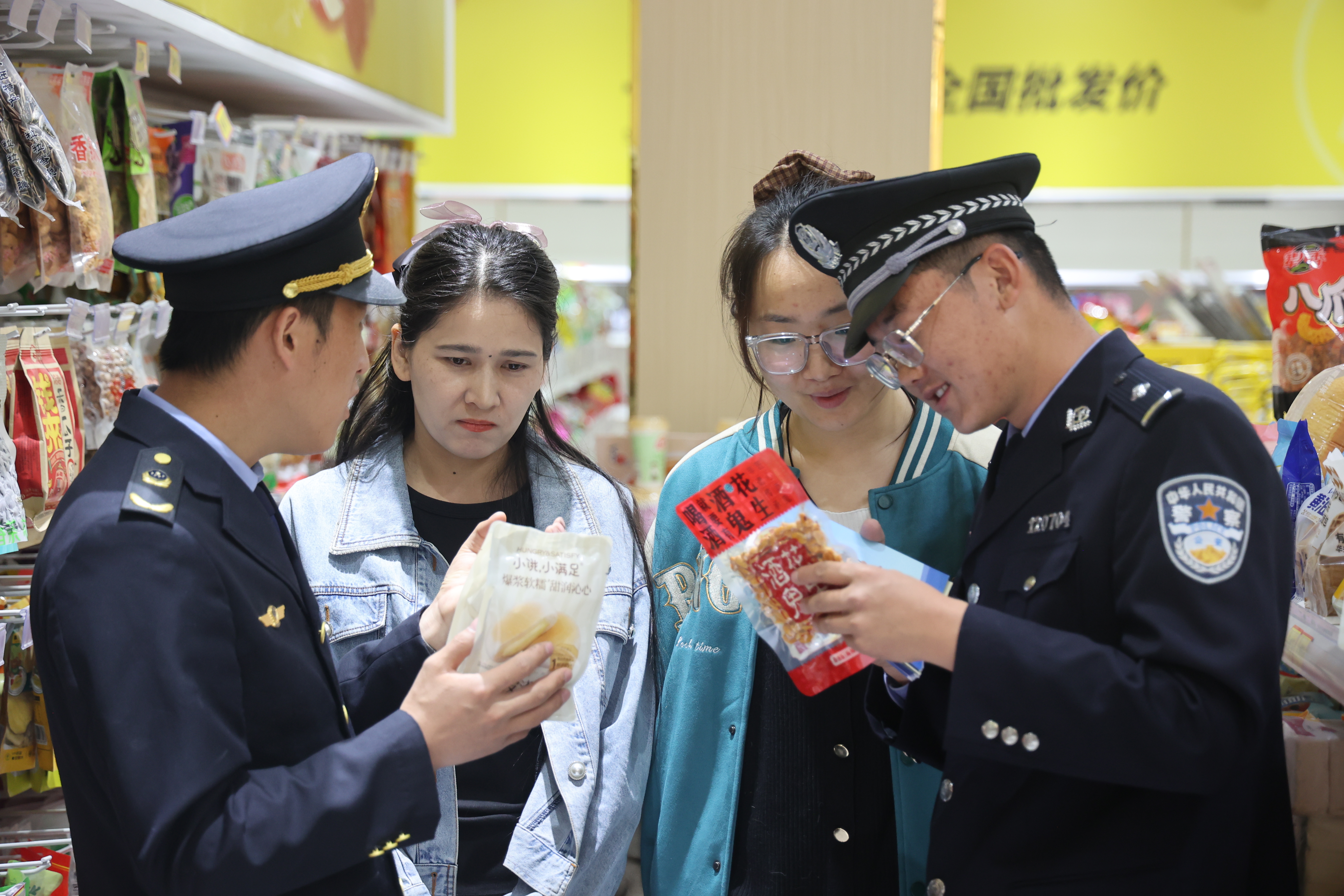 工作人员走进超市向群众普及专利、商标、版权等知识。(外力·克依木 摄)