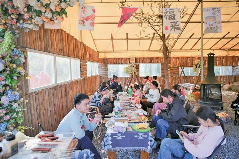 市民游客野餐,享受悠闲时光(徐慧 摄)