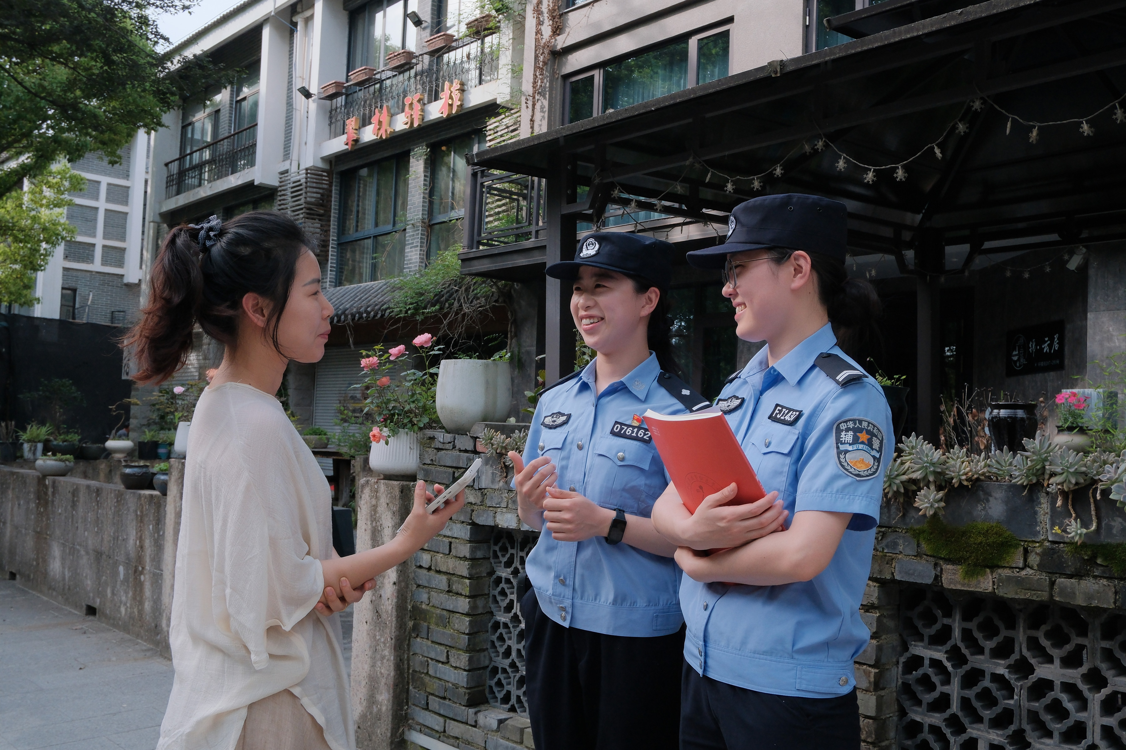 缙云县公安局仙都派出所民警辅警节前民宿走访排查(朱晋葶 摄)