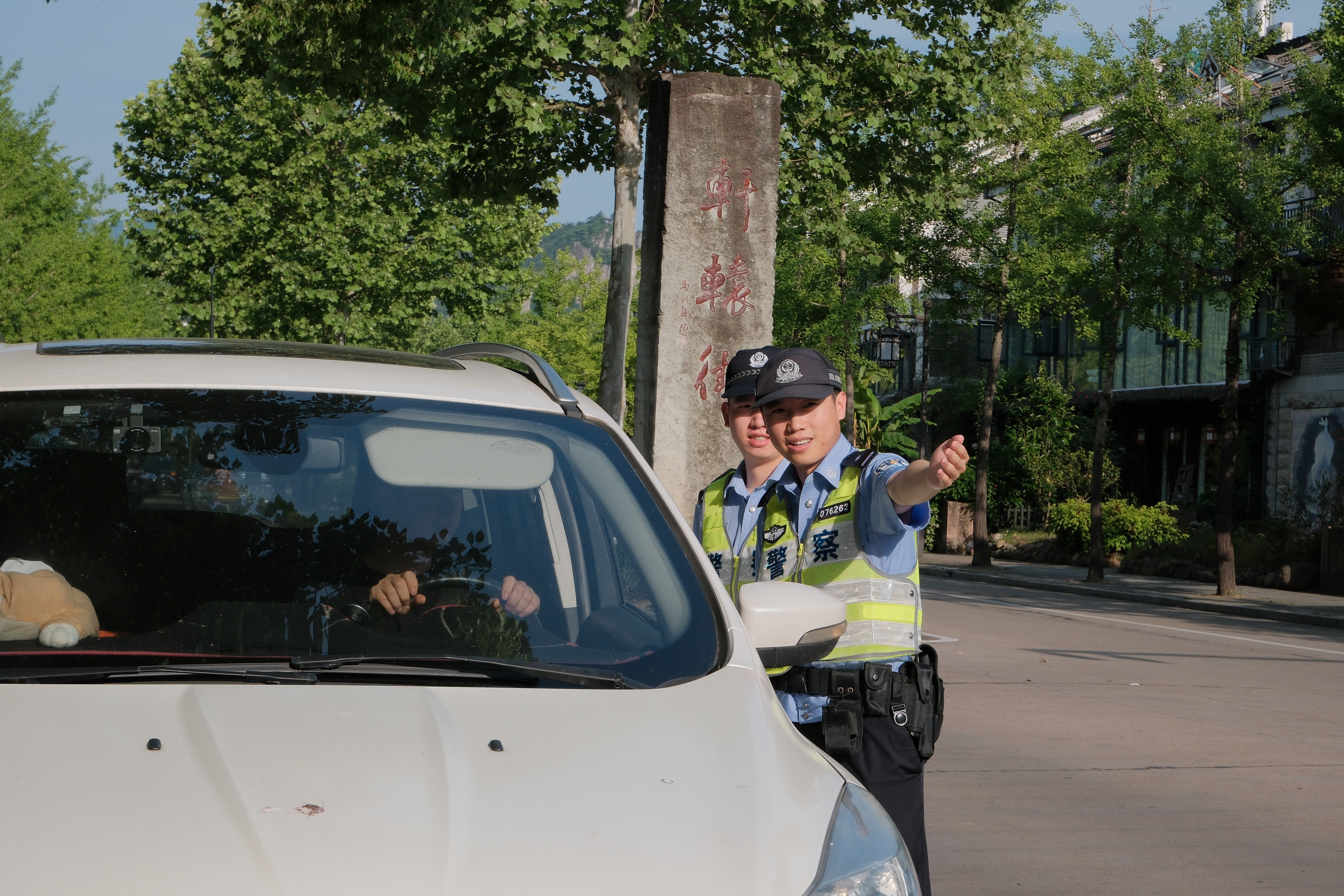 缙云县公安局仙都派出所民警辅警在景区巡逻为游客引路(朱晋葶 摄)