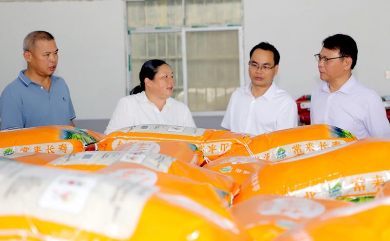 李燕萍向相关部门领导详细讲解粮食销量情况(邓蕾雅 摄)