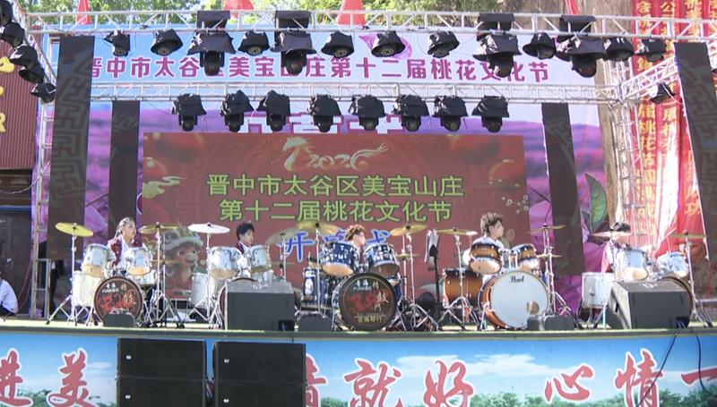 文艺演出为桃花文化节增添热烈氛围(范晓嘉 摄)