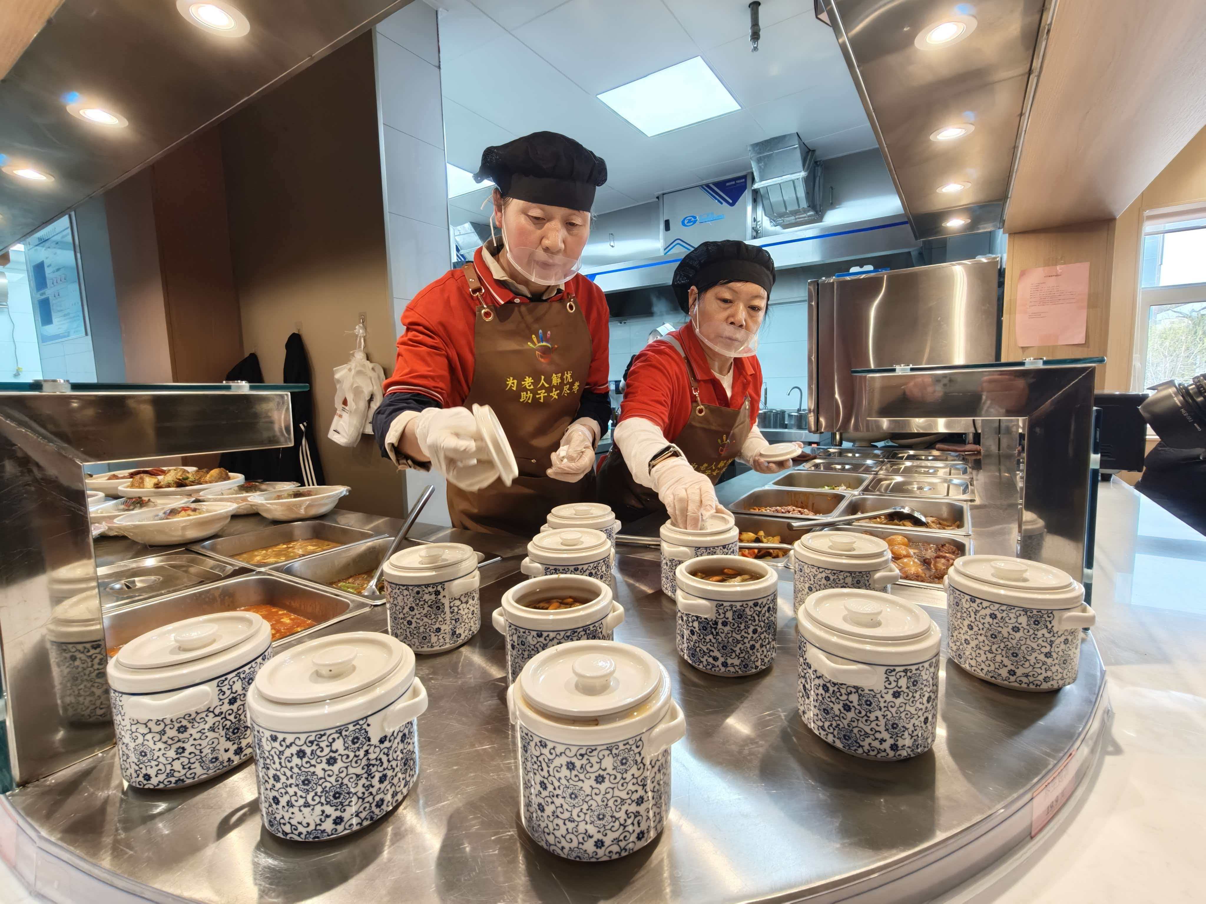 食堂工作人员精心准备餐食(席兆平 摄)