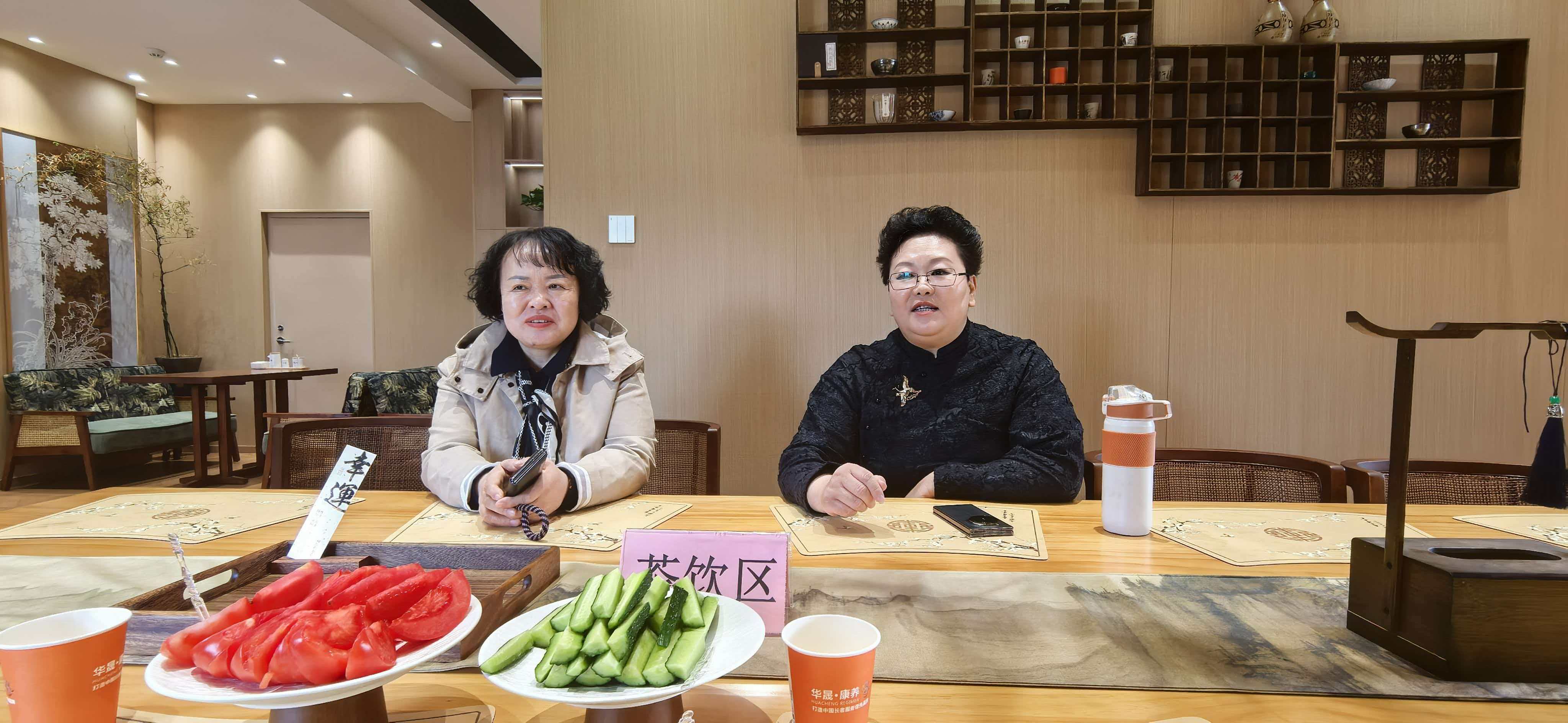 陈丽媛董事长(右)接受记者专访(席兆平 摄)