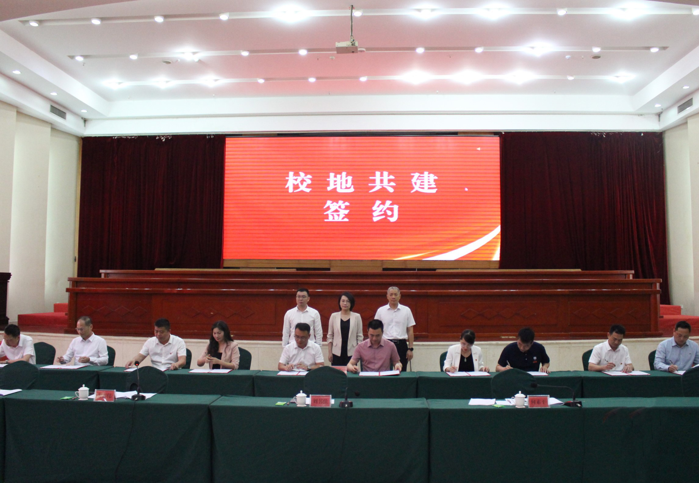 校地共建签约现场(陈秀妹 摄)
