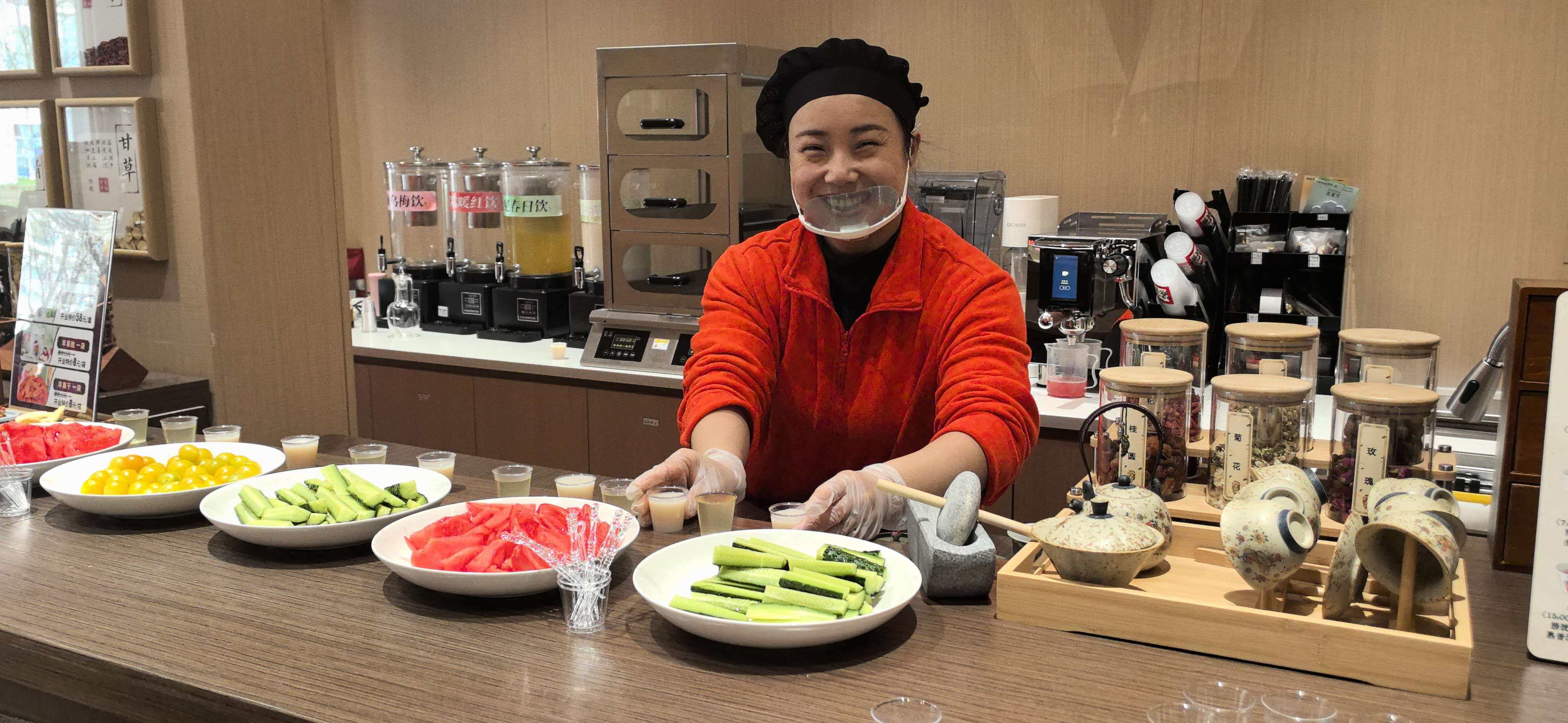 榆次区社区食堂工作人员热情服务前来就餐的居民(席兆平 摄)