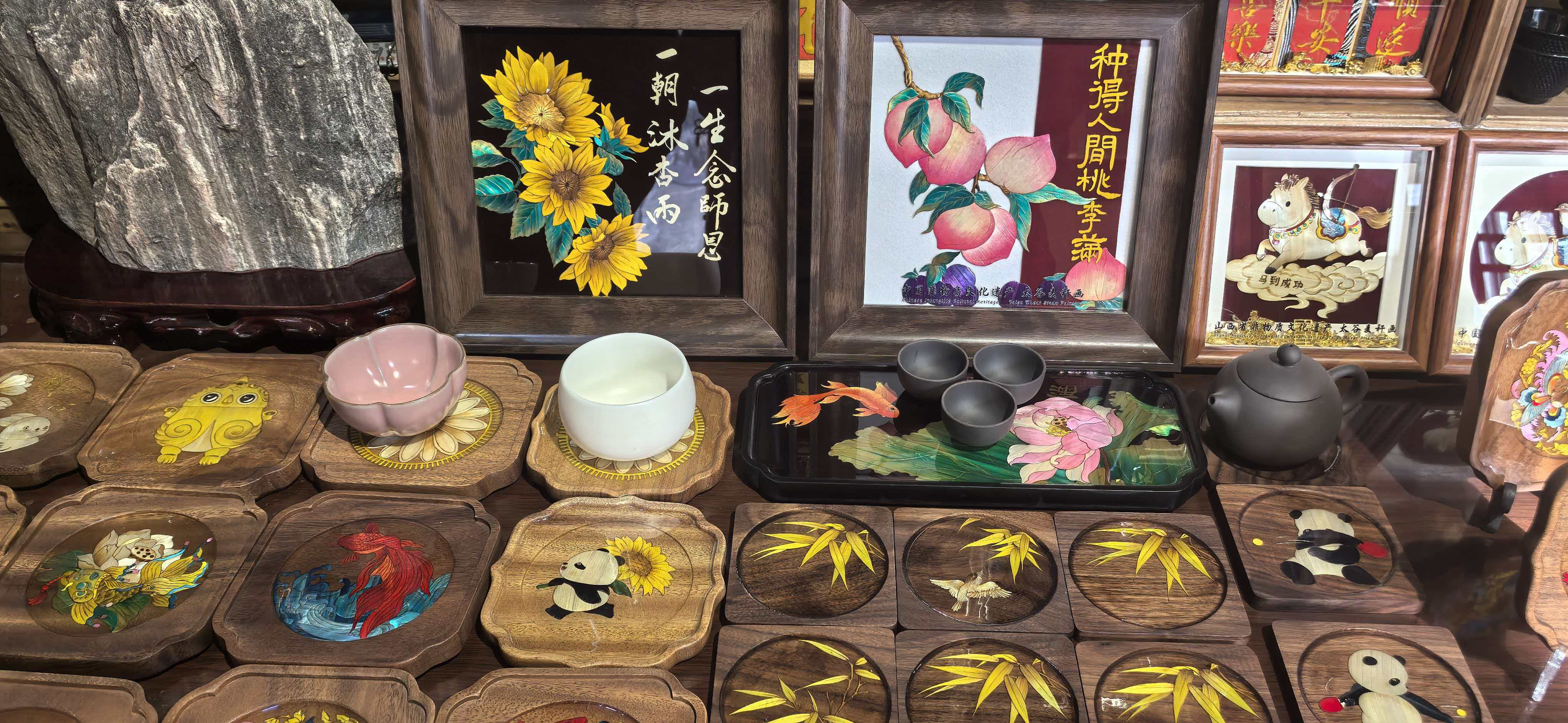 古城店铺内精美的非遗手工制品琳琅满目(席兆平 摄)