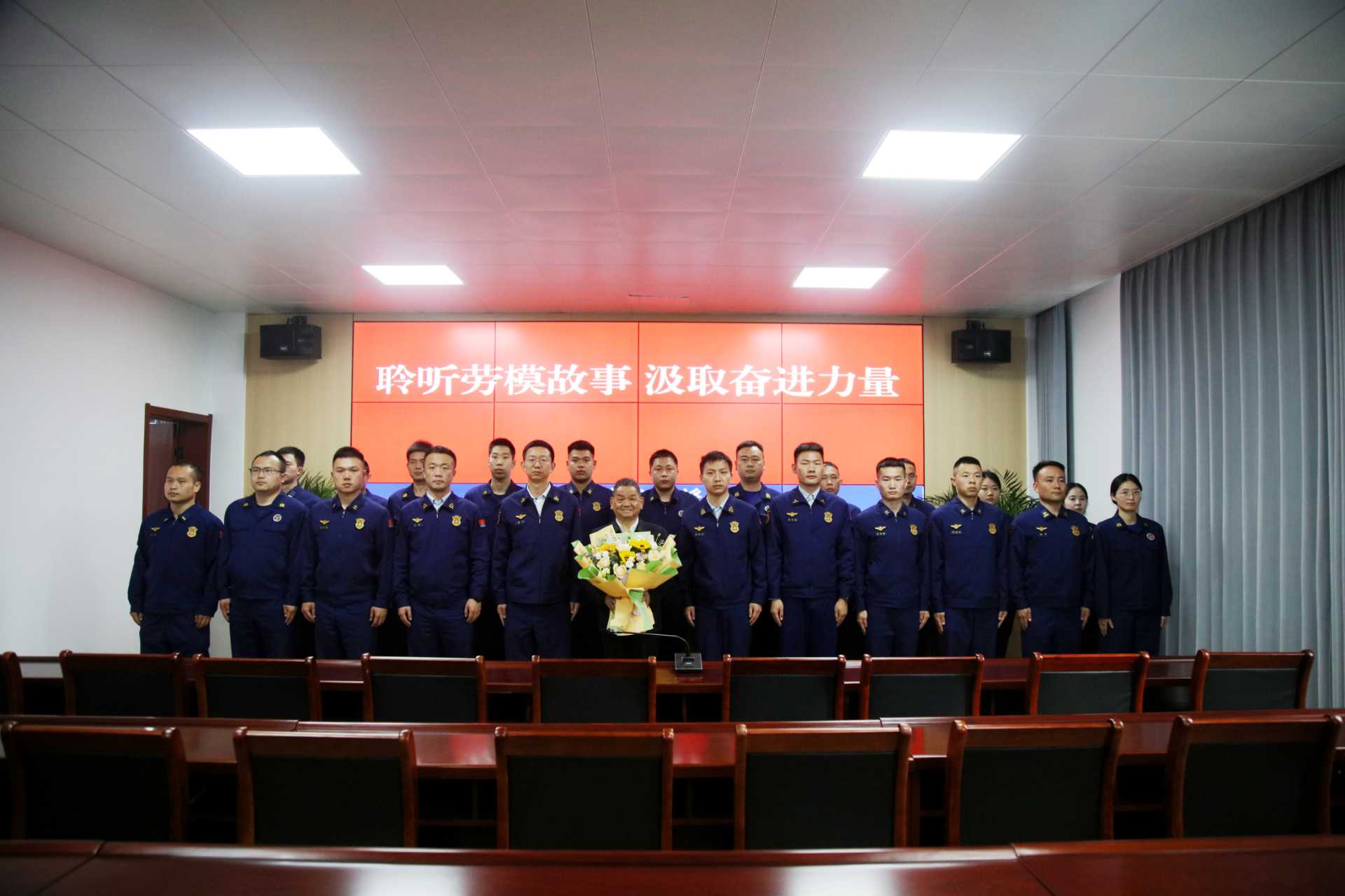 参会人员合影留念(杨消宣 摄)