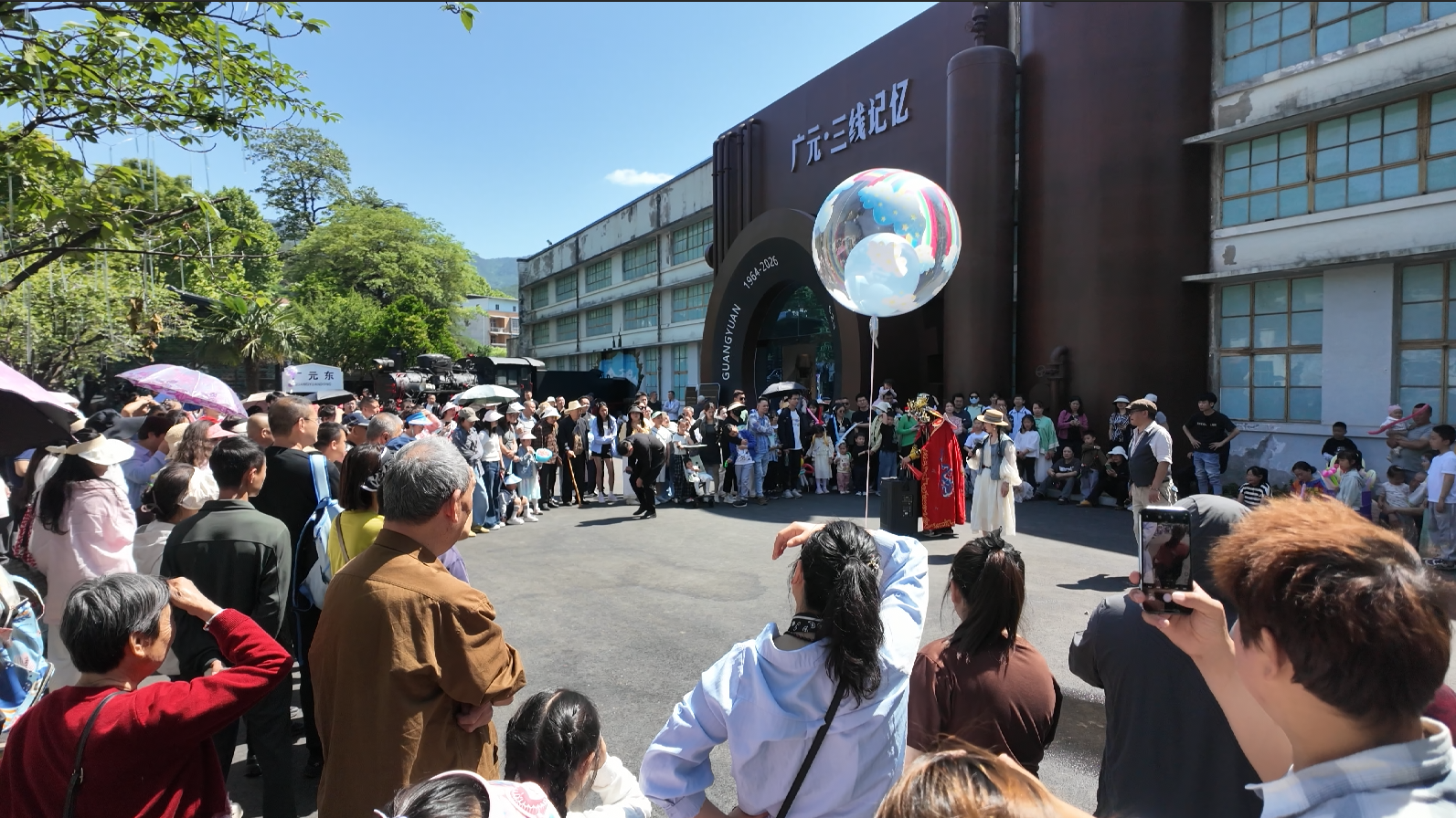 广元三线记忆街区吸引大批游客(张文良 摄)