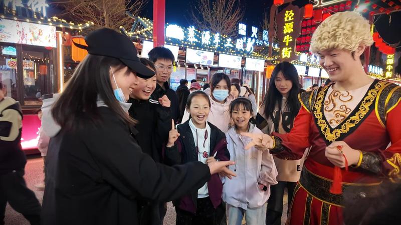 游客与演员互动(于小凤 摄)