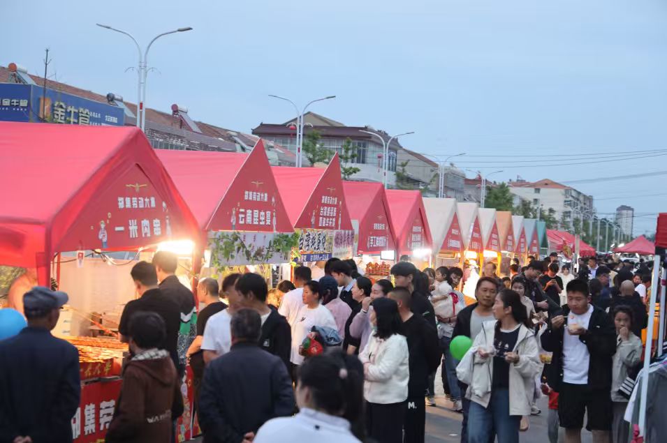 群众走进小吃一条街(朱永生 摄)