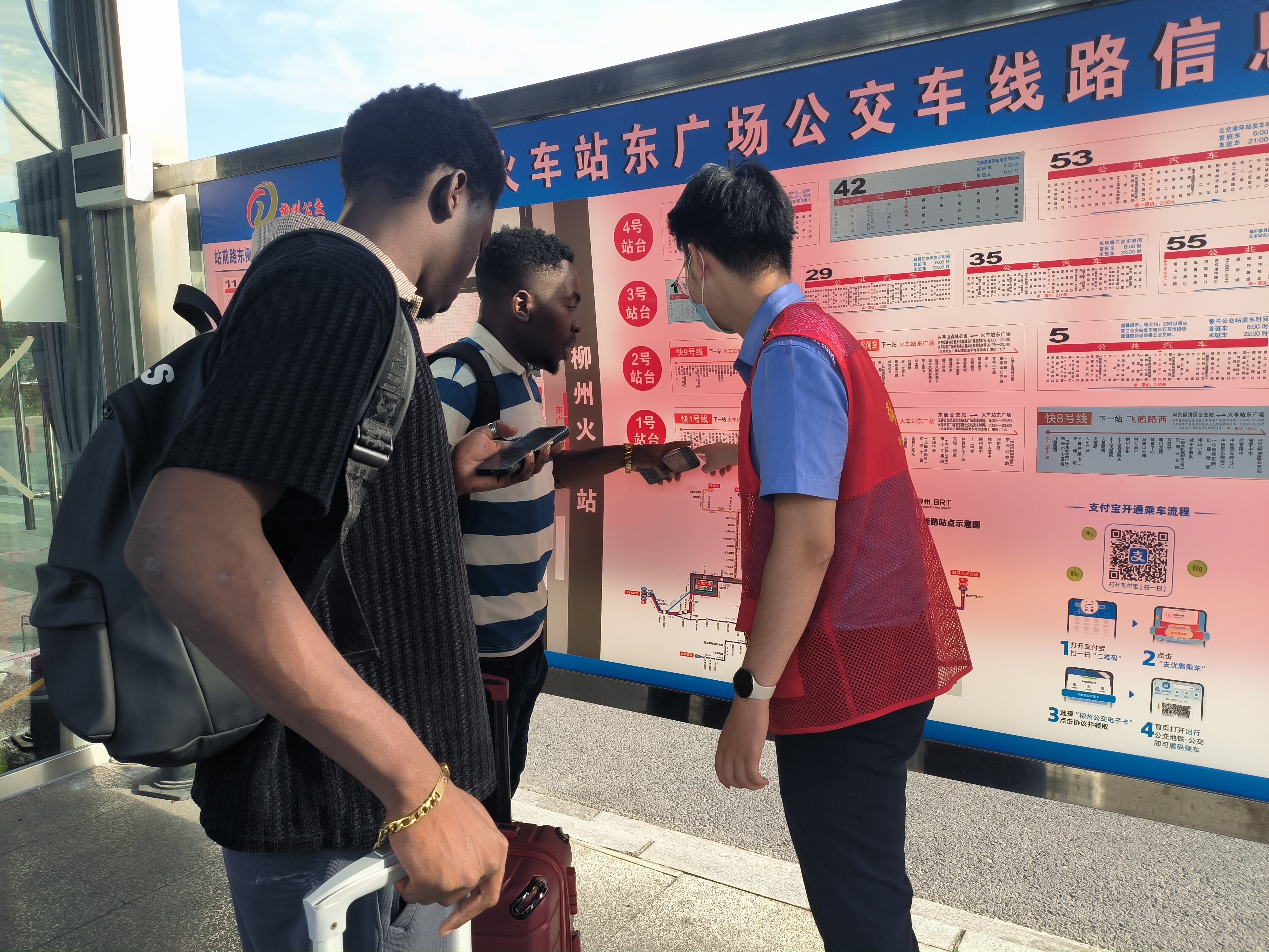 柳州青年志愿者帮助留学生(邱高军 摄)