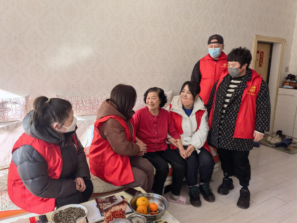 党员志愿者亮身份、做表率,积极参与民生服务工作。(姚杨 摄)