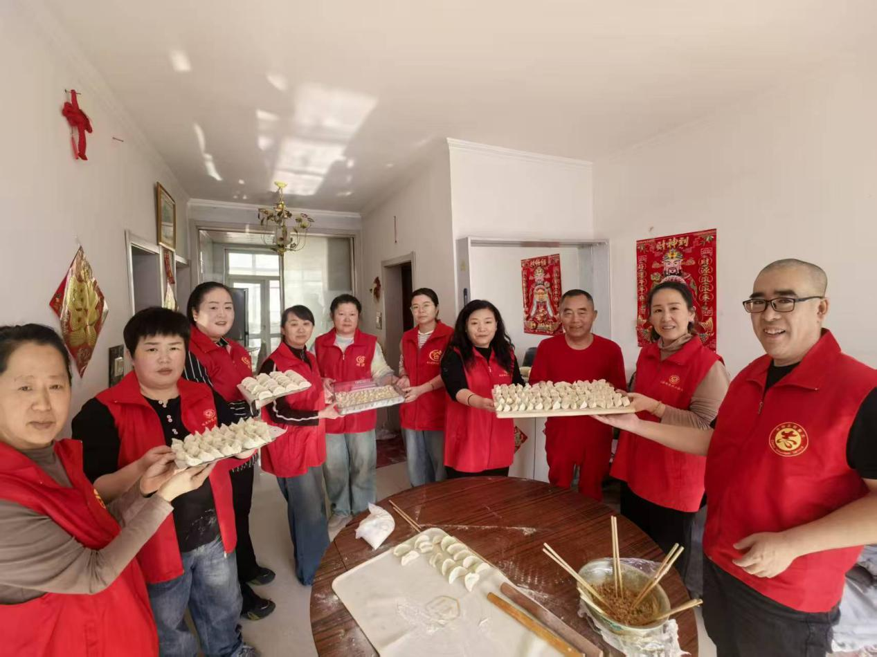 街道志愿者为老人包水饺,践行尊老敬老传统美德。(姚杨 摄)