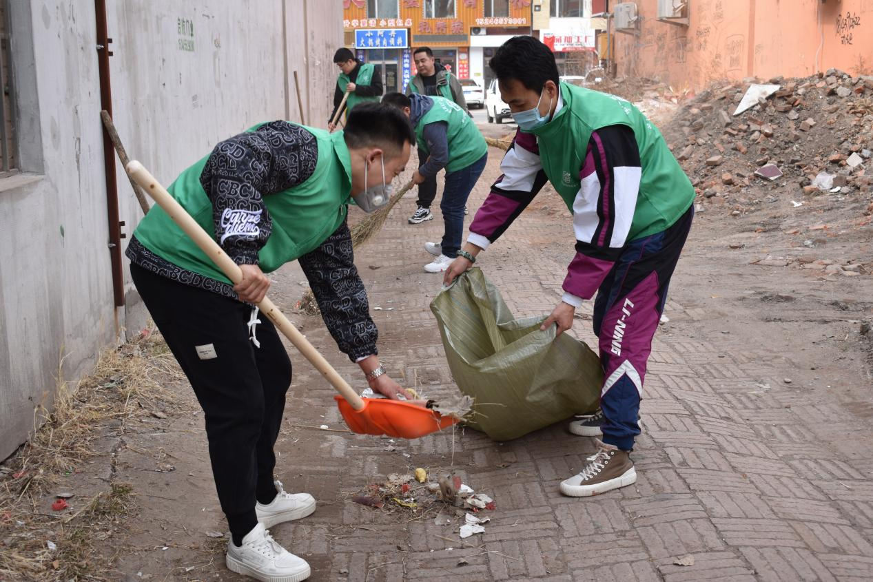 志愿者参与街道环境整治与绿色共建行动,共同守护宜居家园。(姚杨 摄)