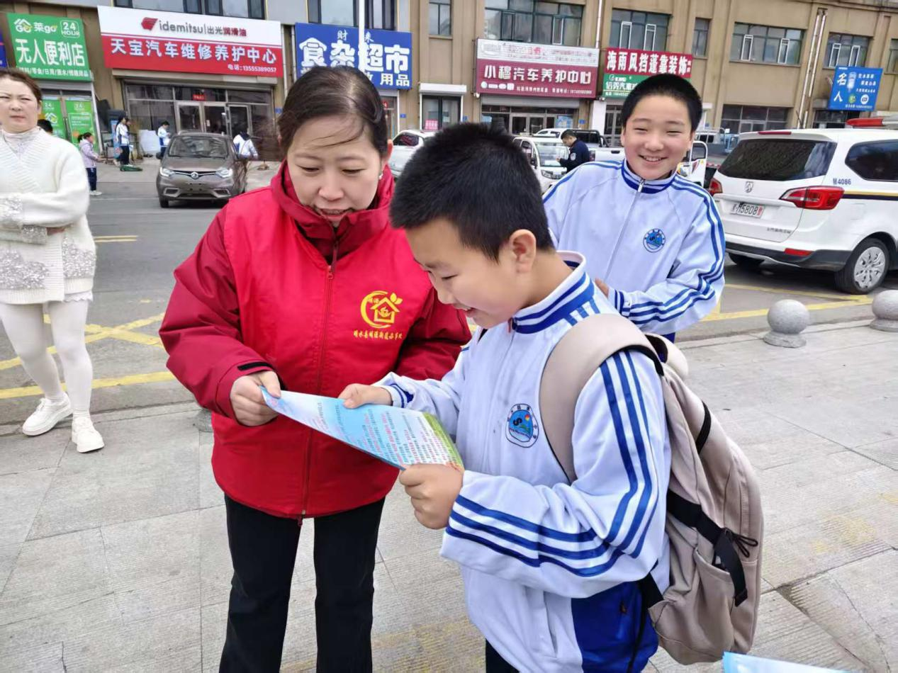 志愿者深入学校开展安全宣传活动,助力筑牢校园安全防线。(姚杨 摄)