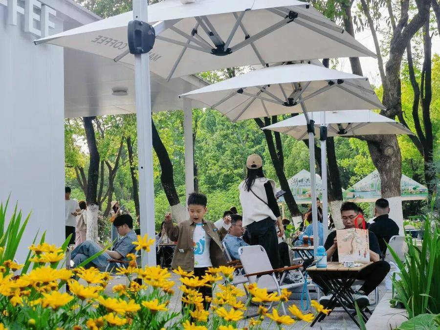首届“湖畔生活季”为市民带来悠闲诗意生活(詹伟伟 摄)
