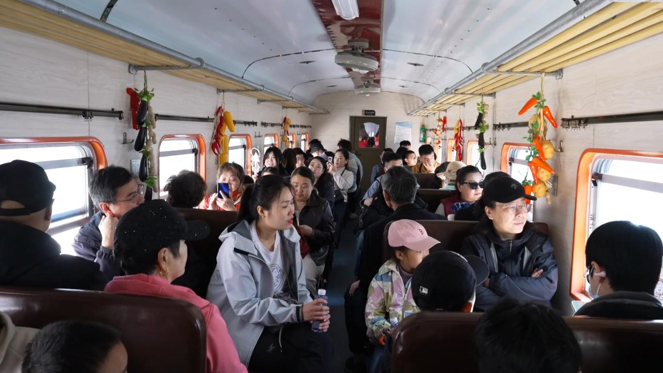 游客体验复古小火车(王泽宇 摄)
