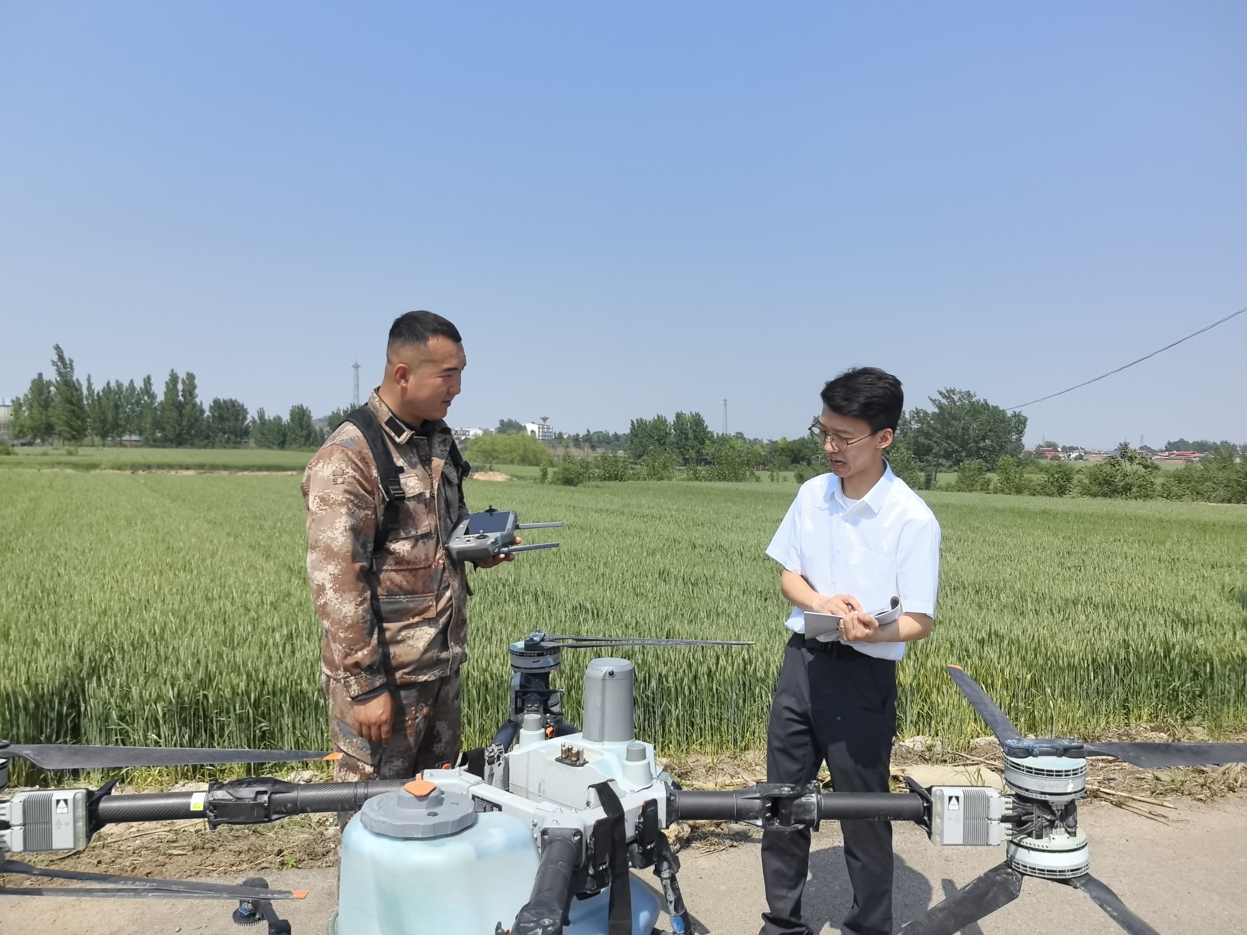 峰峰矿区联社工作人员跟踪服务种粮大户 (王沛祯 摄)