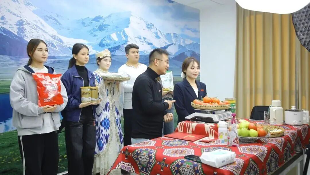 新农人伊力亚尔·海力力直播带货(张鑫如 摄)