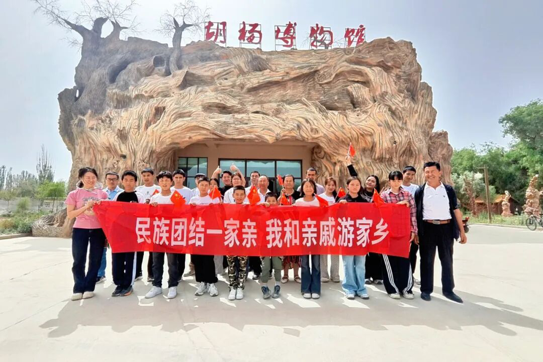 阿克苏地区财政局驻沙雅县古勒巴格镇音其开村工作队联合村两委开展“民族团结一家亲 我和亲戚游家乡”活动。(李华磊 摄)