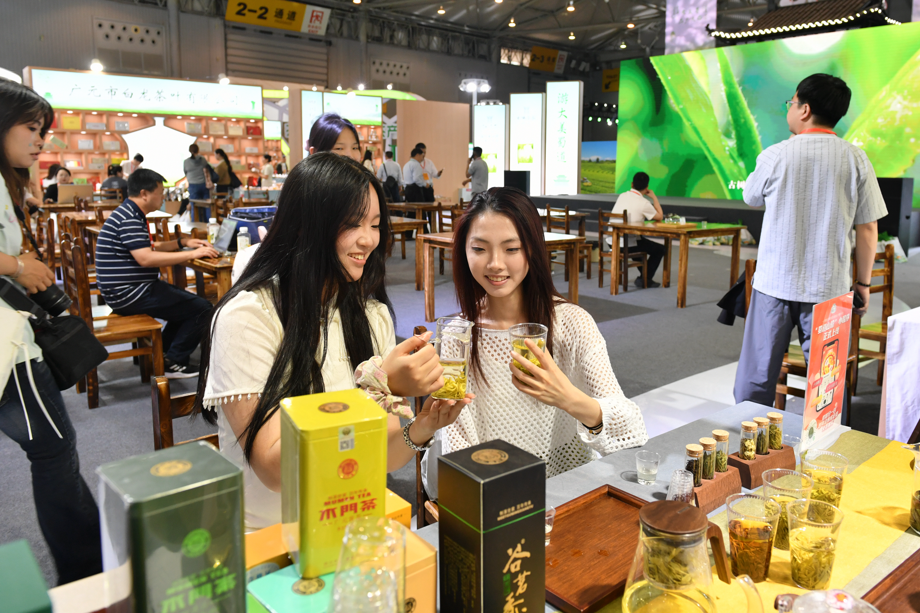 市民品鉴米仓山茶(戚原 摄)