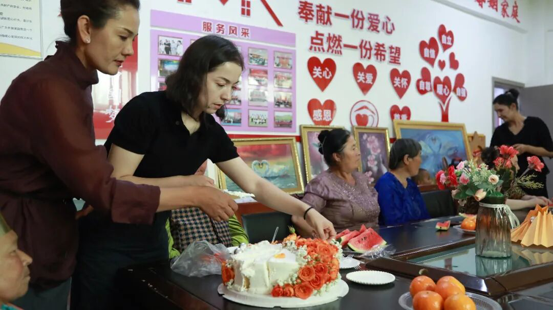 柯坪县卫健委开展暖心慰问行动(高依然 摄)