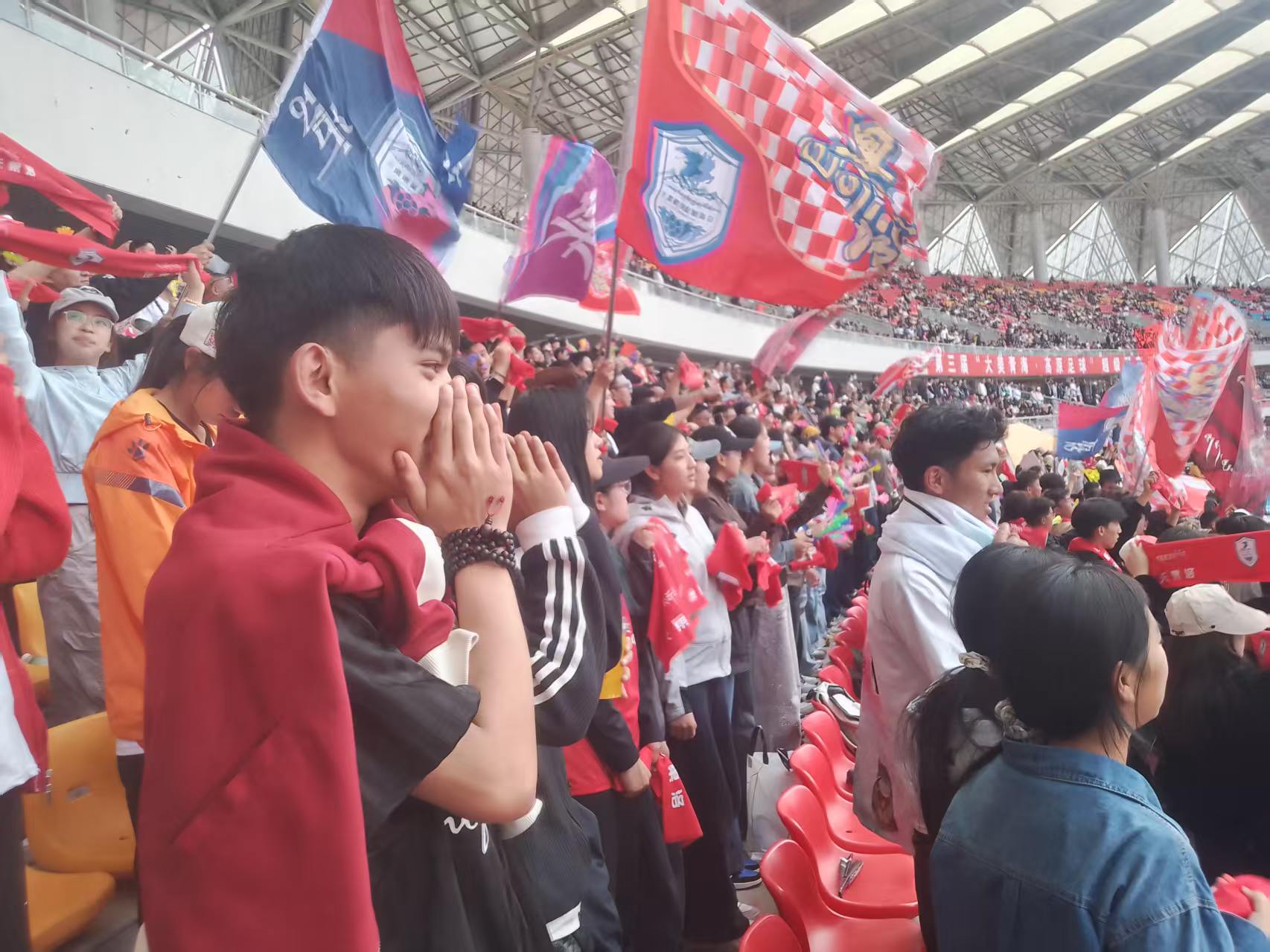 赛场球迷热度不减(吴培福 摄)